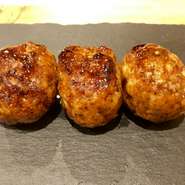 お子様にも人気なペッパーの風味がクセになる軟骨いりつくね。
隠れた人気商品です。
