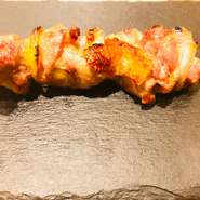 歯ごたえがあり、噛めば噛むほど出てくるしっかりとした鶏肉の旨味は、若鶏では味わうことの出来ない地鶏特有の美味しさがあります。