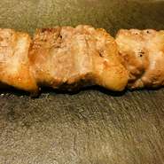 博多の定番！ジュワッと溢れでる脂の旨味と別途の酢キャベツと一緒にお召し上がりください。
ダントツ人気の大きめ豚バラです。