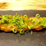 ジュワッと溢れでる脂の旨味とすがもと長期熟成させた特製ブレンドの味噌だれを使用した自慢の一串です。