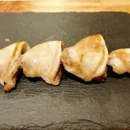 豚一頭からわずかしか取れない豚のど軟骨。コリコリとした食感とお酒との相性も良い串です。
