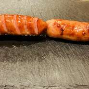 お子様に大人気！パリッとした皮に肉の食感を残した粗挽きウインナーです。
１つの串に2本刺してあります。