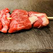 牛の横隔膜のお肉で牛さがりより脂が乗っており、肉の味が濃く旨味がたっぷりあります。程よく弾力がありながらも柔らかい食感です。