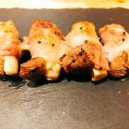 エリンギ特有のコリコリとした食感と豚肉の脂分を感じられるおつまみ向けの巻物です。