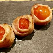 香ばしく焼けた豚バラの中でプチっと弾けたトマトから溢れ出る酸味と甘味をご堪能ください。