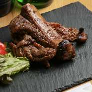 当店人気NO.4！！すがもと新名物！たれ焼きです。
食べごたえのある骨つきスペアリブを自家製のタレで漬け込み、850度の高温グリラーでじっくり焼き上げています。
骨まわりまでガッツリとお召し上がり下さい！