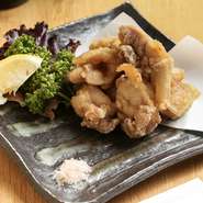 衣のサクサク食感とジューシーな肉汁溢れでる！食べだしたら止まらない塩唐揚げです。