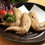 4本入り。
居酒屋気分をお家で！
手羽先の皮がパリッとした食感が食欲をそそります。
中は肉汁たっぷり。おかずやおつまみにも。