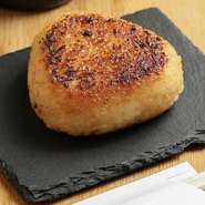 すがもと独自でブレンドした昔ながらの特製生姜味噌でじっくりと高温で焼き上げた自家製焼きおにぎりです。
