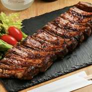 当店人気NO.5！！自家製たれ味、自家製ハーブ塩味の2種。
旨みの強い豚の背側の肉を丁寧に下ごしらえして、じっくり遠火で2時間ほど下焼きしています。
