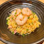 お昼ごはん、晩ごはんにおすすめ! !すが本特製の昔ながらの海老焼き飯。黒毛和牛の脂を隠し味で加え旨味とコクを引き立たせています。