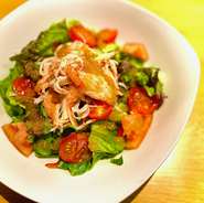 ボリュームたっぷりのすがもと特選サラダです。前菜、健康志向、メインとしてもお楽しみ頂けます。