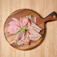 生ハムとサラミの盛り合わせ