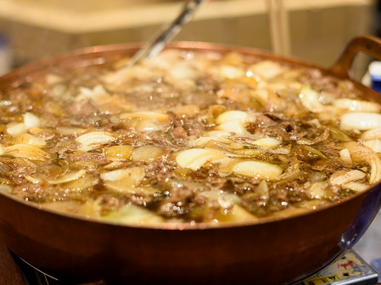 オープンからスタート。継ぎ足しのタレで煮込まれた深い味わい