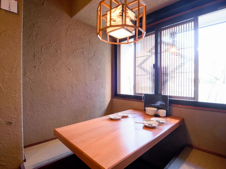 ゆったりとくつろげる個室空間で、リラックスした女子トーク