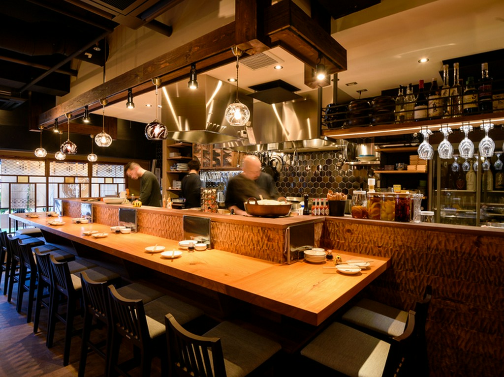 囲炉裏で炭火焼した旬の鮮魚を、二人で見つめるカウンターデート