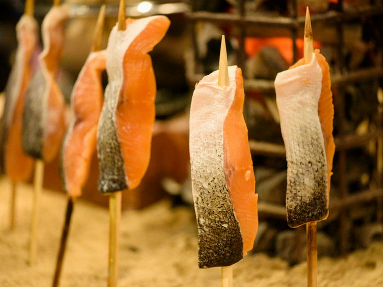 囲炉裏で丁寧に焼き上げた炭火焼。鮮度抜群の旬魚や鳥もも『炉端焼き（焼き魚・鳥もも焼き）』