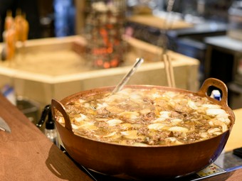 厳選された牛スジを使用。継ぎ足しのタレで煮込まれた味わい深い『牛トロ煮込み』