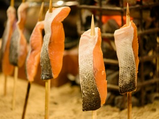新鮮な魚介類や鳥ももを、囲炉裏で香ばしく焼いた『炉端焼き』