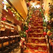 華やかな階段を登ればその先にクリスマスの世界が