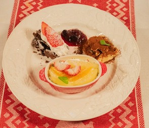 コース料理で提供してるシェフ特製のスイーツ
ティラミス、ガトーショコラを始めとするシェフ特製の一皿