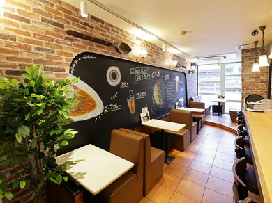 心をそっとほぐしてくれるレトロ調の店内