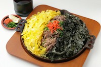 アツアツのジンギスカン鍋に、ワカメ入り平打ちうどん、牛肉・刻み海苔・錦糸卵をたっぷりトッピング。温かいカツオだしにつけていただく『焼きめん』は、ランチ・ディナーどちらでもオススメできる逸品です。