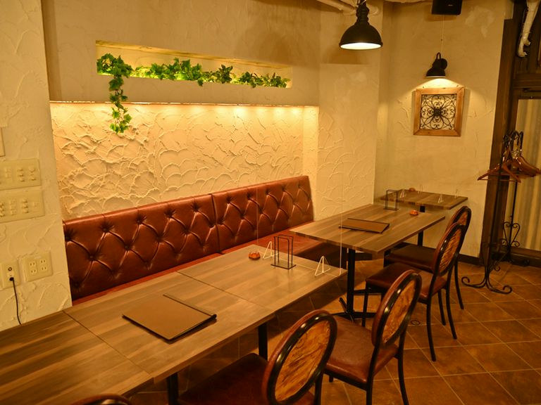 見応え抜群の料理が満載。ワインを片手に、大人のグルメ女子会