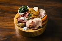 肉好きの魅力的でシェアして楽しむことができる贅沢プラッターです。
様々な肉料理の組み合わせでワインがグイグイ進みます。