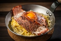  切らずにそのままかぶりついて食べる、見た目も味もイチオシメニュー『大判ベーコンのカルボナーラ』