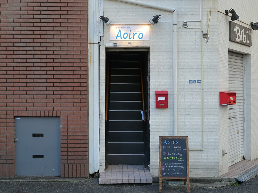 こだわりカレーでもてなす、駅徒歩5分の隠れ家カフェ