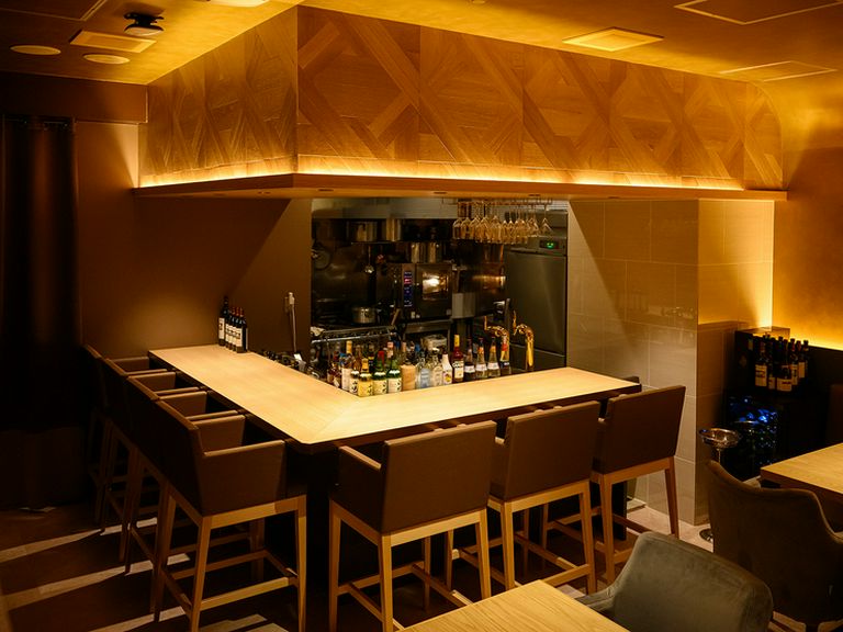 夜5時から朝5時まで営業。カウンターでお1人さまもオススメ