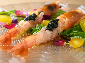 素材を際立たせるシェフの技『大赤海老のカルパッチョ』