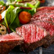 肉のスペシャリストによって厳選された素材を使用した『WAGYU赤身肉の炭火焼き』。良質な和牛の赤身肉をシンプルに活かした、満足度の高い料理人自慢の一品です。