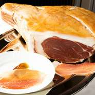 フルコースの前菜として提供される『プロシュート・ディ・パルマ』は、口の中でとろけるような食感と肉の旨みを堪能でる高級食材。極上の一皿に赤ワインを合わせれば、至福のひと時を過ごせます。