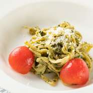 毎年バジルが旬を迎える夏に手づくりするシェフ自慢のジェノバソース。厳選したバジルを使用して鮮やかな緑とフレッシュな香りを閉じ込めます。「ゆめちから」をブレンドした生パスタと相まって、格別の味わいです。