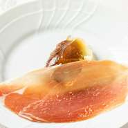 イタリアが誇る高級食材、プロシュート。とろけるような肉の旨みを引き立てるのは、地元・広島の和の食材です。西城柿は干し柿にして、香り高い柚子はゼリーにして。初体験のおいしさに、思わず笑みがこぼれます。