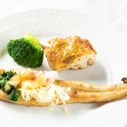 古くから穴子の名産地として知られる広島県・宮島の穴子を使用。牛ヒレ肉の脂で表面をカリッと焼き上げ、身はふっくらと仕上げます。オランデーズソースとの相性も素晴らしく、続く料理への期待が高まります。