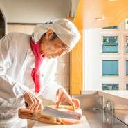 人の目に触れるところも、決して目に入らないところも「清潔であること」を心がける村上さん。大切なゲストのためにパスタやソースも一から手づくり。難易度の高い生ハムのスライスも丁寧に切り分けていきます。