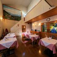 ステンドグラス越しにたっぷりの日差しが入り込む店内には、開放感あふれる上質な空間が広がります。席の予約は2名から15名前後まで対応。デートや両家の顔合わせ、アットホームな結婚パーティにもおすすめです。