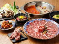 辛さ控えめの麻辣スープ、コクがある白いスープの2種類で味わう火鍋。中国では医食同源という考え方から、羊肉と火鍋は切っても切れない関係です。
※お二人様からご注文いただけます。
※予約制。ランチ可