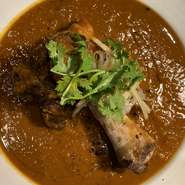 『マトンニハリ』とは、羊の胸肉を柔らかく煮込み、数10種類のスパイスを混ぜ合わせたパキスタンのカレーのこと。お肉をカレースープと絡めて食べるスパイスが効いた逸品です。