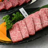 サシの入り具合や肉の色などから、その時季に一番おいしい和牛を選りすぐり。部位ごとに異なるカット法でさらなるおいしさを引き出しています。口の中いっぱいに旨みが広がる、納得の味です。