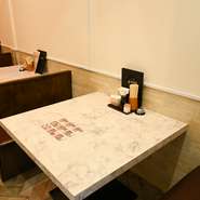 白を基調とした店内にはゆったり座れるテーブル席が並び、奥には座敷席が完備されています。温かなおもてなしで出迎えてくれるスタッフの接客も評判。おいしい焼肉を頬張れば、思わず笑みがこぼれるはずです。