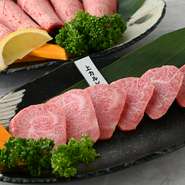 焼肉は、上カルビ・上ハラミ・上タン・上ミノ・サムギョプサルの5種類。チャプチェやネギニラチヂミなどの一品料理もついた、盛りだくさんのコースです。（画像はイメージです）