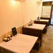 網で肉を焼く音や匂いに包まれた店内には、ゆったりと座れるテーブル席が並びます。仕事帰りのサク飲みはもちろん、女子会やデートにもオススメ。ふらりと気軽に立ち寄れる焼肉店です。