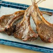 春～初夏にかけて栄養価が最も高い時期の牧草で育ったニュージーランド産のスプリングラムを使用。ラム肉独特の香りが少なく、甘みのある味わいと柔らかな食感が魅力！ラム肉が苦手な方にもオススメしたい一品。