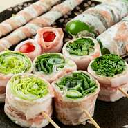 ヘルシーな野菜巻き串も充実！人気の『レタス豚巻き串』はシャキシャキとしたレタスとジューシーな豚肉の相性が抜群な逸品です◎その他にも万能ネギ、アスパラ、アボカド、ミニトマトなどなど楽しみ色々。