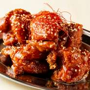 韓国料理をはじめとした逸品メニューもバラエティ豊かなラインナップが揃っている。中でも人気なのは、甘辛い味わいがクセになる『ヤンニョムチキン』。ハイボールやサワーとご一緒に是非！