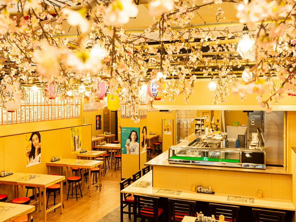 明るく広々とした店内！入口では桜がお迎え